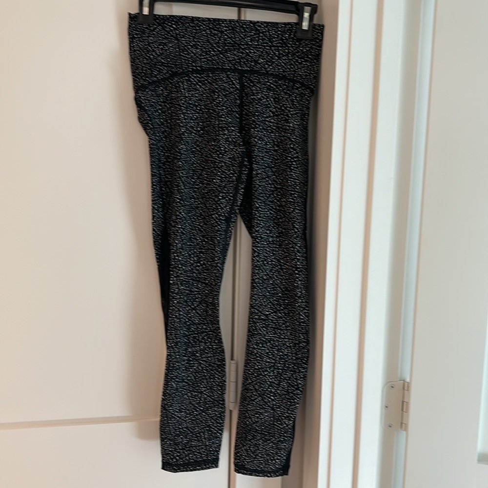 Lululemon size 6 black and white workout leggings - Picture 2 of 3